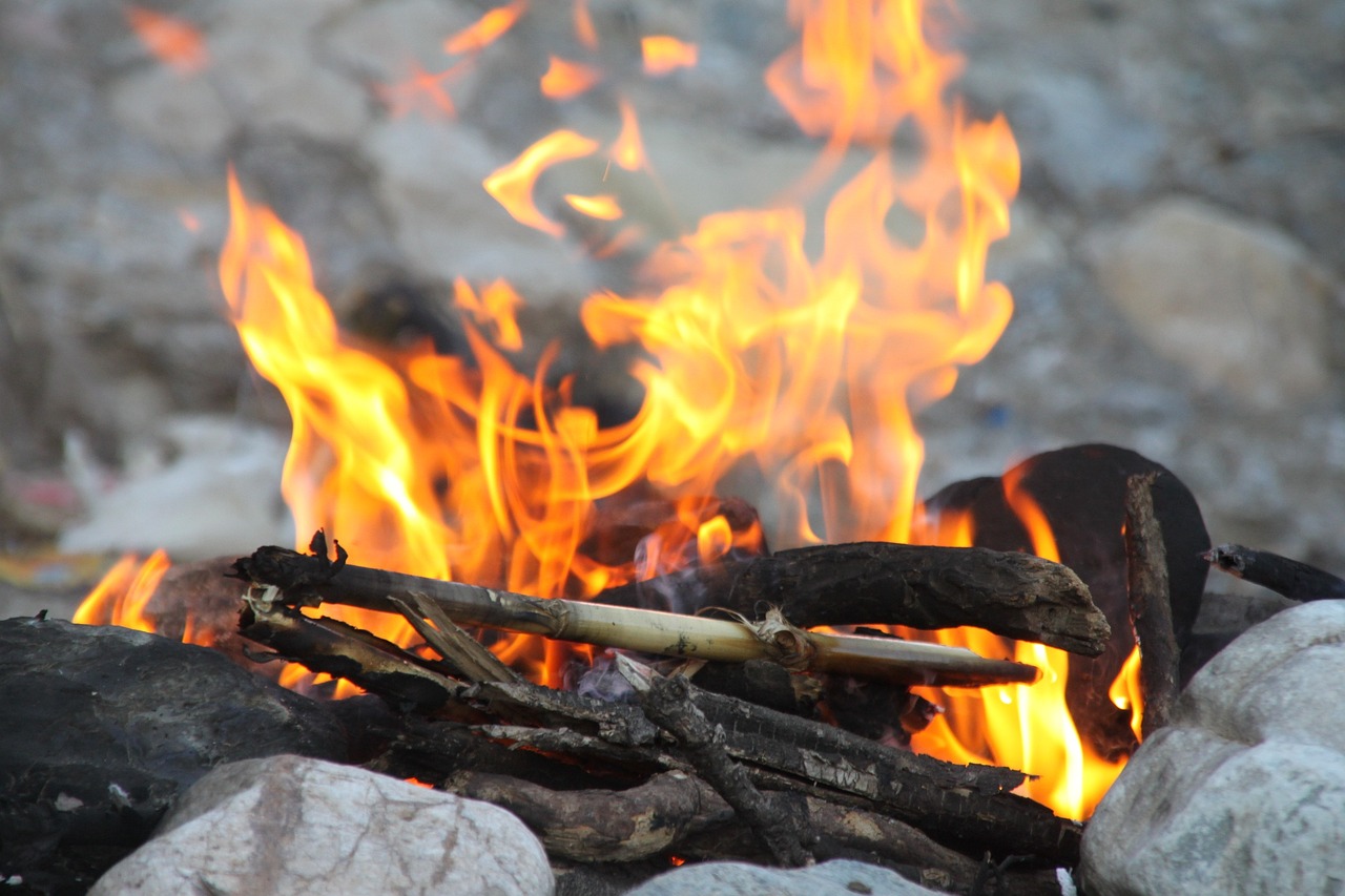 Camping mit Kindern – Lagerfeuer sicher machen