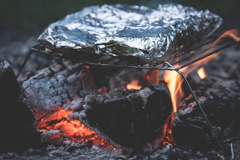 Gegrilltes Hühnchen mit Gemüse
