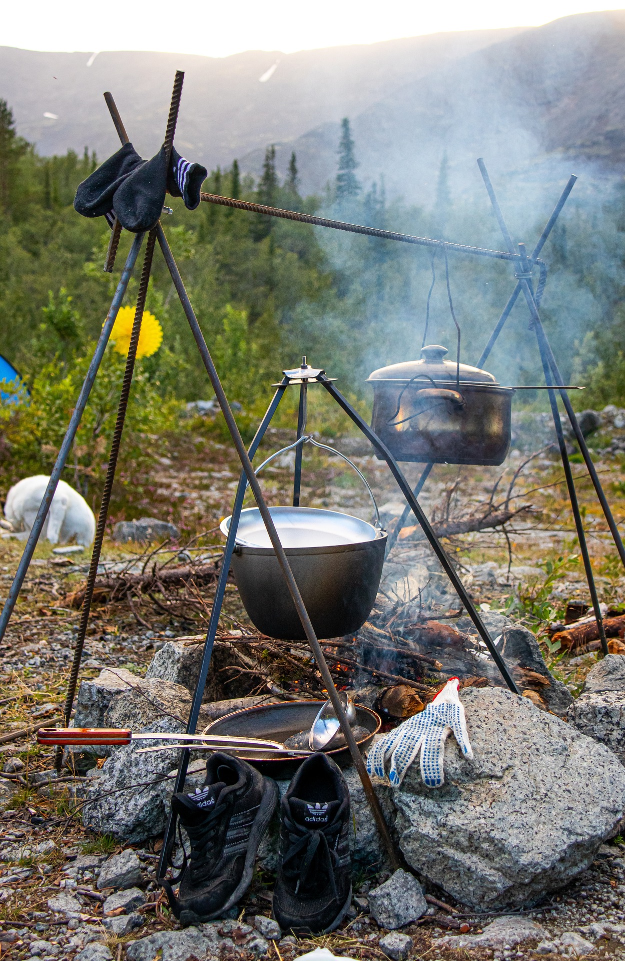 Lagerfeuer Suppe – Töpfe hängend über dem Lagerfeuer