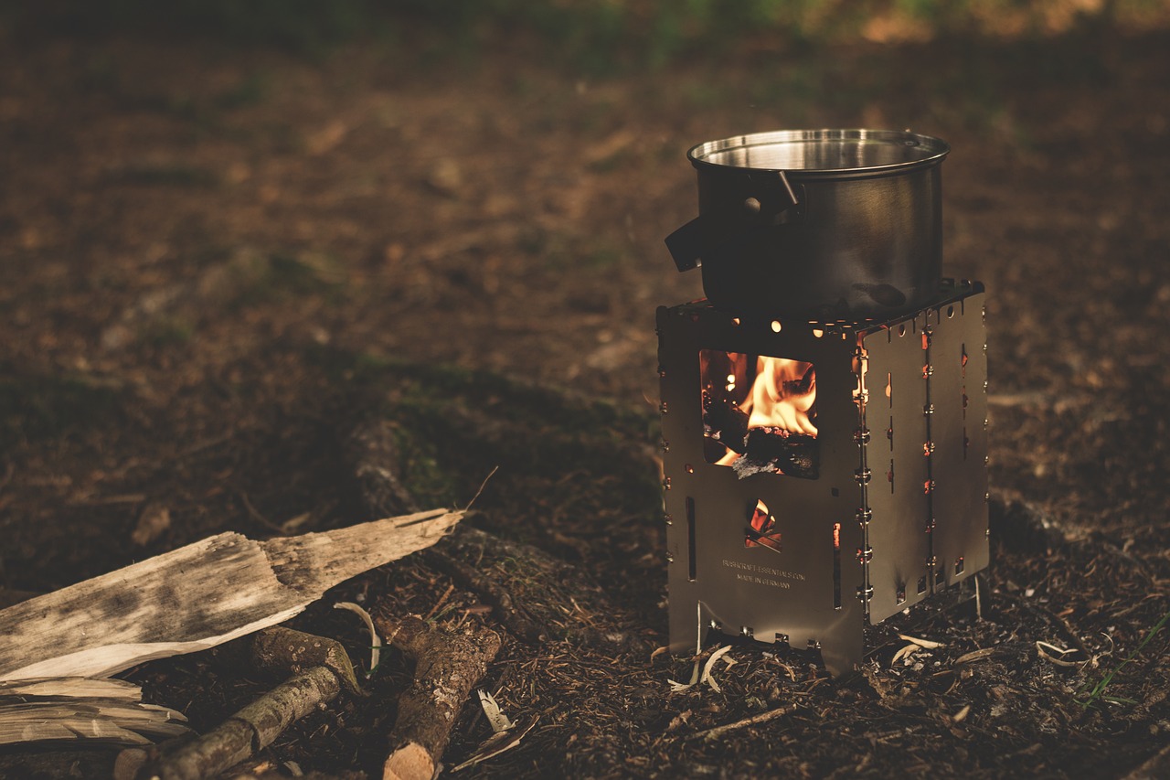 Outdoor-Kochgeschirr auf dem Campingkocher