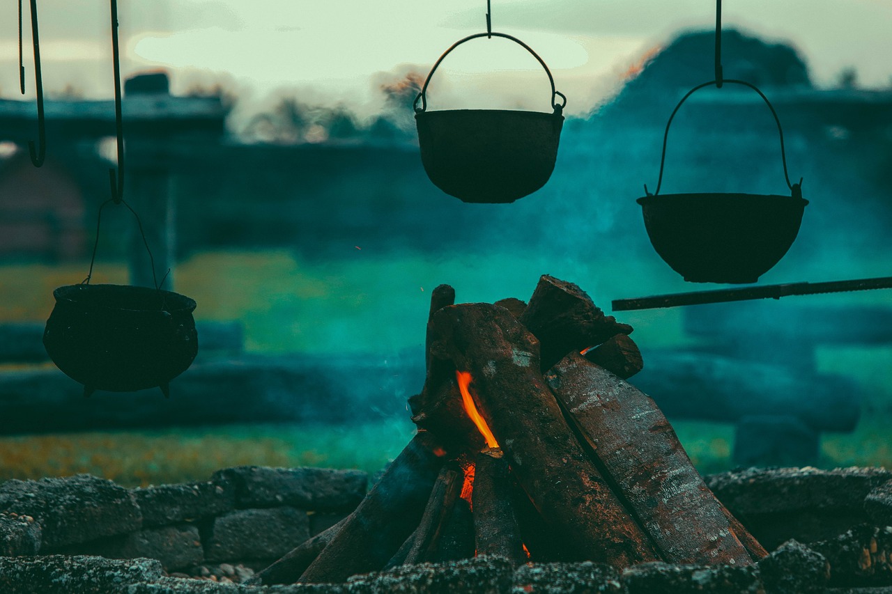 Outdoor-Kochgeschirr über dem Lagerfeuer